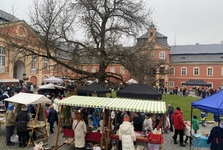 Kouzlo adventu v Dobříši: Zámecké nádvoří ožije 6. prosince vánočními trhy a doprovodným programem